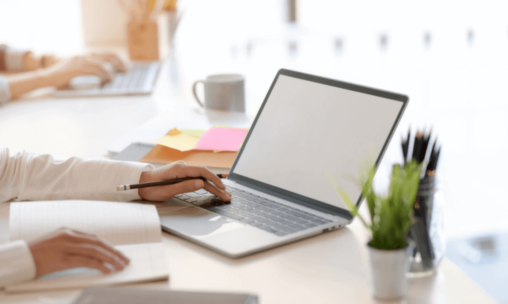 Jak wirtualna asystentka może pomóc w dodawaniu nowych produktów do sklepu internetowego oraz regularnie aktualizować informacje o produktach